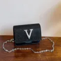 Sac bandoulière noir pailleté avec logo V argenté et bandoulière en chaîne pour femmes. - Noir