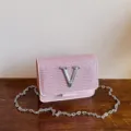Joli sac à bandoulière rose pailleté chic avec chaîne argentée et logo V métallique. - Rose