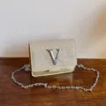 Sac à bandoulière carré scintillant chic avec chaîne argentée et logo V métallique pour femme. - Or