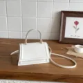 Minimale weiße Handtasche für Damen, schicke Umhängetasche mit Griff für den Alltag. - Weiß