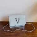 Sac bandoulière scintillant argenté avec chaîne et logo V en métal, petit sac carré chic. - Argent