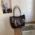 Ρετρό πτυχωτή τσάντα tote μεγάλης χωρητικότητας για εργασία, κομψή μονόχρωμη τσάντα ώμου. - Καφέ