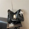 Borsa a tracolla nera a pois con grazioso ricamo di coniglio e ciondolo a stella d'argento. - nero con ciondolo
