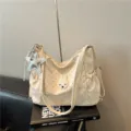 Elegante borsa a secchiello a pois beige con simpatico coniglietto di peluche e ciondolo chic. - bianco con ciondolo