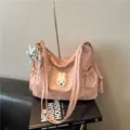 Borsa tote a pois rosa in dettaglio, con grazioso cerotto di coniglio e ciondolo stella. - rosa con ciondolo