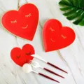 Set de table de fête en carton en forme de cœur avec couverts jetables pour anniversaire. - Lot de 8 assiettes 7 pouces dorées avec cœur emoji souriant / Sourire cœur - Rouge vif