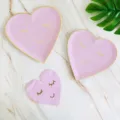 Set d'assiettes et serviettes cœur rose, visage endormi liseré or vaisselle de fête. - Lot de 8 assiettes 7 pouces dorées avec cœur emoji souriant / Sourire cœur - Violet clair