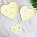 Ensemble d'assiettes et serviettes en papier jaune en forme de cœur pour fête d'anniversaire. - Lot de 8 assiettes 7 pouces dorées avec cœur emoji souriant / Sourire cœur - Jaune clair