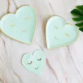 Assiettes et serviettes en papier cœur vert menthe dorée avec joli design de visage endormi. - Visage souriant cœur vert menthe