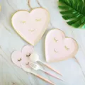 Ensemble de vaisselle de fête assiettes en papier cœur rose et serviettes variante - Visage souriant cœur rose clair
