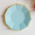 Assiette en papier décagonale bleu clair avec bordure dorée, idéale pour les fêtes. - Lot de 8 assiettes en papier bleu 7 pouces avec dorure