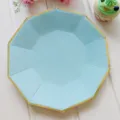Assiette en papier décagonale bleu clair avec bordure dorée pour vaisselle de fête. - Lot de 8 assiettes en papier bleu 9 pouces avec dorure