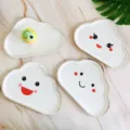 Assiettes en carton nuage mignonnes dorees, vaisselle jetable fete anniversaire enfant. - 8 assiettes nuage blanc avec smiley bleu