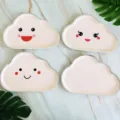 Joli set d'assiettes en carton en forme de nuage pour anniversaire d'enfants, jetable. - 8 assiettes nuage blanc et rose avec smiley