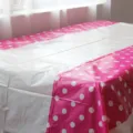 Nappe en plastique a pois rose et blanc pour decoration de table de fete d'anniversaire. - Nappe / Lot de 1 Pièce
