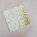 Vue rapprochée détaillée d'une serviette en papier jetable à motifs de pois dorés et roses. - Pack de 16 Feuilles / Rose