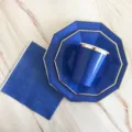 Set me ble deagonika chartina piata potiria kai servietes gia parti me chrysese akres. - Μπλε του Ζαφειριού