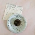 Gros plan des détails d'assiettes en carton et de serviettes à pois dans la fête. - Lot de 8 / Bleu
