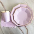 Gros plan detaille d'assiettes en carton decagonales lavande pour decoration de fete. - Set de 5 pièces décagone avec dorure (grandes et petites assiettes, gobelets, serviettes, pailles) / Violet