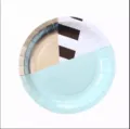 Detailansicht des Einweg-Partytellers mit geometrischem Foliendesign in Mintgrün. - Heißfolienprägung Mintgrün / 7 Zoll 8er-Pack