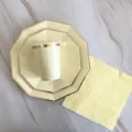 Ensemble d'assiettes en carton décagonales jetables avec bord doré pour fête. - Set de 5 pièces décagone avec dorure (grandes et petites assiettes, gobelets, serviettes, pailles) / Jaune