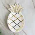 Nahaufnahme von Einweg-Papierteller in Ananas-Form mit eleganten Goldfolien-Details. - Linien Ananas Teller / 8 Stück/Packung / Goldprägung