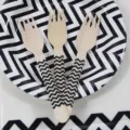 Fourchettes jetables en bois avec assiettes en papier à motif zigzag noir et blanc - Lot de 12 fourchettes à rayures noires et blanches