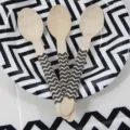 Lot de cuillères en bois à motif chevron noir et blanc pour décoration de fête d'anniversaire. - 12 cuillères rayées noir et blanc