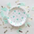 Einweg Pappteller mit geometrischem Muster und bunten Punkten für tolle Partydeko. - Heißfolienprägung Geometrisches Dreieck / 7 Zoll 8er-Pack