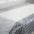 Nappe en plastique motif chevron noir et blanc pour décoration de table de fête d'anniversaire - 1 nappe à ondulations noires et blanches