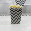 Boîte à pop-corn en papier chevron noir et blanc accessoire déco de fête pour les anniversaires. - Lot de 12 boîtes à pop-corn ondulées noires et blanches