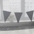 Guirlande de fanions et nappe à motif chevron noir et blanc pour déco d'anniversaire. - 1 banderole de fanions à ondulations noires et blanches