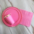 Set di piatti di carta usa e getta rosa e tazze dorate, ideale per feste, picnic e celebrazioni. - Piatti rotondi piani rosa rossa stampati in oro