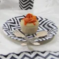 Ensemble d'assiettes en papier à chevrons noir et blanc, vaisselle élégante pour fête d'anniversaire. - 12 assiettes ondulées noir et blanc 9 pouces