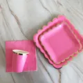 Lot d'assiettes, gobelets et serviettes jetables roses festonnées pour fête et pique-nique - Set de 4 pièces : grandes et petites assiettes, gobelets, serviettes (sans pailles) / Assiettes carrées rose fuchsia avec dorure