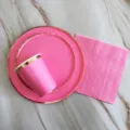 Rosa Einweg Pappteller Becher und Servietten Set für Geburtstag Party Tisch Dekoration. - Fuchsia