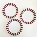 9-Zoll Einweg-Pappteller mit rot-schwarz gestreiftem Rand, ideal für Partys und Kuchen. - Blau Rote Streifen / 8er Set