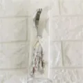 Vista detallada del juego de cubiertos desechables plateados con cuchillo tenedor y cuchara - Plateado