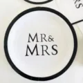 9-Zoll Einweg-Hochzeitspapierteller, schwarz-weiße minimalistische Partygeschirr für Feiern. - Schwarz Weiß Buchstaben / 8er Set