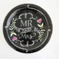 Detailaufnahme eines schwarzen Einweg-Papptellers mit tollem Hochzeits-Kreidedesign. - Schwarze Blumen MR / 8er Set