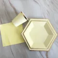 Lot d'assiettes en carton jetables jaune bordure or vaisselle de fete danniversaire - Service de 4 pièces : Grandes et petites assiettes, gobelets, serviettes / Assiettes hexagonales jaunes dorées