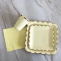 Ensemble élégant d'assiettes tasses et serviettes jetables en papier avec bord doré pour fête. - Service de 4 pièces : Grandes et petites assiettes, gobelets, serviettes / Assiettes carrées jaune avec dorure