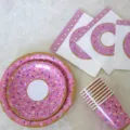 Ensemble d'assiettes tasses et serviettes jetables en papier thème donut rose - Ensemble de fête donuts rose rouge 4 pièces