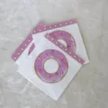 Serviettes en papier rose donut pour vaisselle de fete, serviettes decoratives jetables anniversaire. - 16 serviettes 33x33 cm avec donuts rose rouge