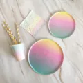 Regenbogen Pappteller Set fuer Party Dekoration, Einweg Geschirr Details, bunte Becher. - Regenbogen Geschirr Viererlei Set / Set