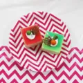 Vue detaillee d'assiette en papier jetable de fete avec motif chevron rose et mini gateau. - Lot de 12 de 7 pouces / Vagues rose rouge