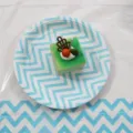Détail d'assiette en carton jetable avec motif chevron bleu et gâteau sur table. - Lot de 12 de 7 pouces / Vague Bleue