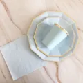 Hellblaue Einweg Pappteller und Becher Set mit elegantem Goldrand fuer Party und Deko. - Goldfolie Zehneck Fünfteiliges Set / Blau