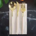Set posate usa e getta oro e bianco, variante cucchiaio coltello forchetta per feste. - Un set di coltello, forchetta e cucchiaio placcati in oro bianco da 20 cm