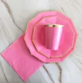 Ensemble de vaisselle de fete assiettes gobelets en papier rose et feuille d'or set - Set de 4 pièces : grandes et petites assiettes, gobelets, serviettes (sans pailles) / Assiettes décagonales rose rouge avec dorure